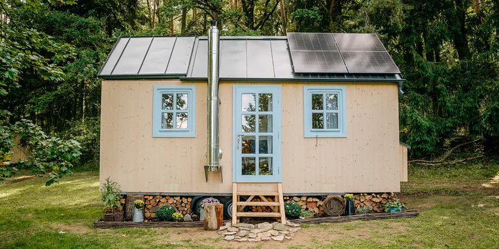 Relax a romantika v malebném Pošumaví: chaloupka s odklápěcí střechou u lesa a rybníka