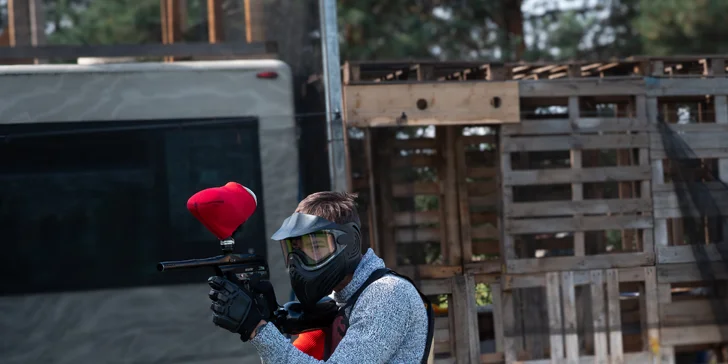 Akční bitva na 3 000 m²: paintball v městské aréně Nechanice pro 1–10 osob