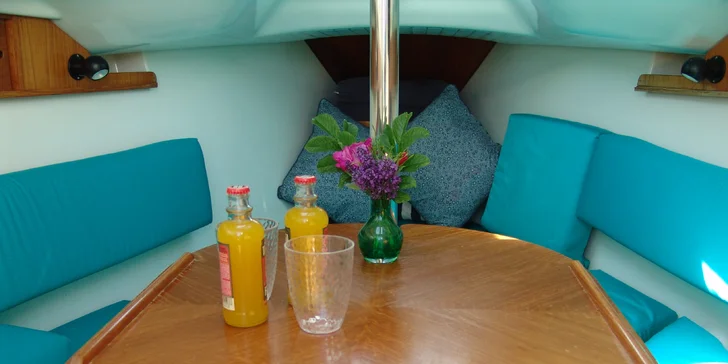 Pobyt na lodi na Lipně až pro 4 osoby: kotvení v chráněné zátoce a zázemí areálu