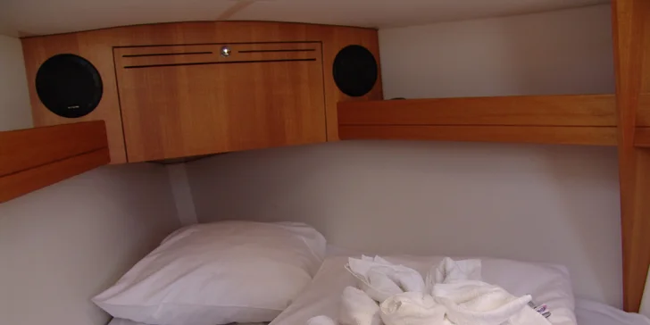 Pobyt na lodi na Lipně až pro 4 osoby: kotvení v chráněné zátoce a zázemí areálu