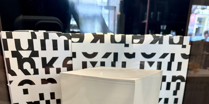 Nápoj a dort podle výběru nebo kolážování v kreativní kavárně pro 1 nebo 2 osoby