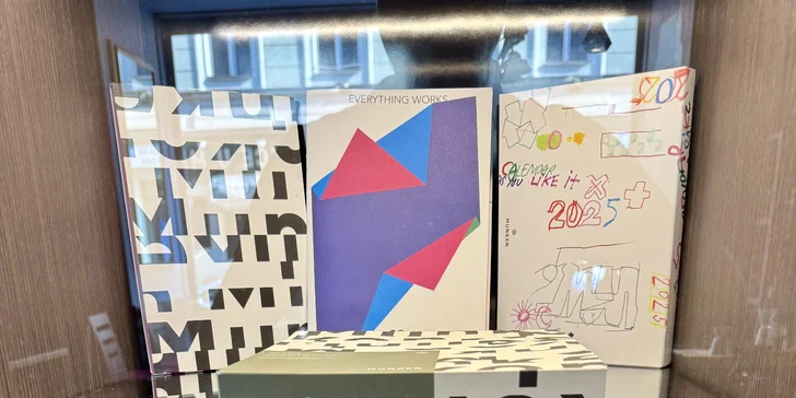 Nápoj a dort podle výběru nebo kolážování v kreativní kavárně pro 1 nebo 2 osoby