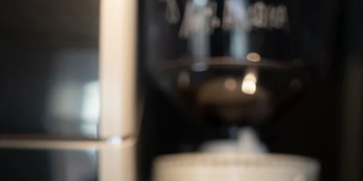 Nápoj a dort podle výběru nebo kolážování v kreativní kavárně pro 1 nebo 2 osoby