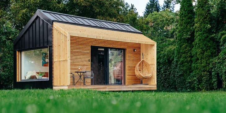 Za romantikou do Ostravy: tiny house s kuchyní, Netflixem i terasou s posezením
