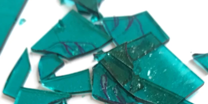 Vyrobte si vlastní brož nebo náušnice: kurz výroby skleněných šperků pro 1 osobu