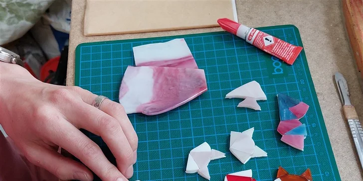 Vyrobte si vlastní brož nebo náušnice: kurz výroby skleněných šperků pro 1 osobu