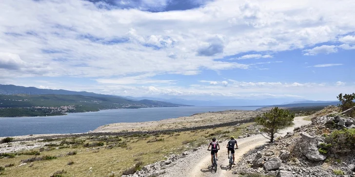 Dovolená na ostrově Krk: 3* hotel kousek od pláže, strava i 2 děti do 9,99 let zdarma