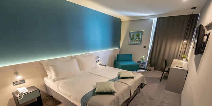 Moderní hotel v Zadaru přímo u moře se snídaní, polopenzí či plnou penzí a bazénem