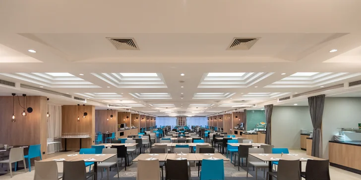 Moderní hotel v Zadaru přímo u moře se snídaní, polopenzí či plnou penzí a bazénem