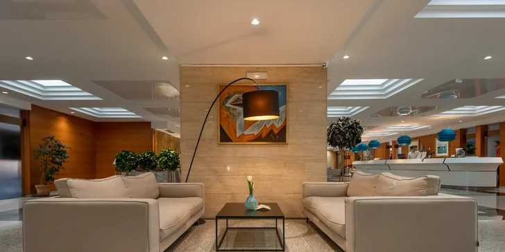 Moderní hotel v Zadaru přímo u moře se snídaní, polopenzí či plnou penzí a bazénem