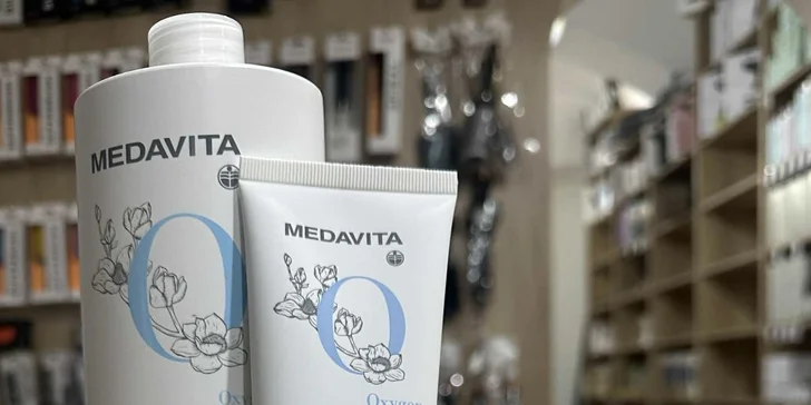 Detoxikace pokožky hlavy i vlasů včetně střihu a foukané ve Studiu Bona Dea