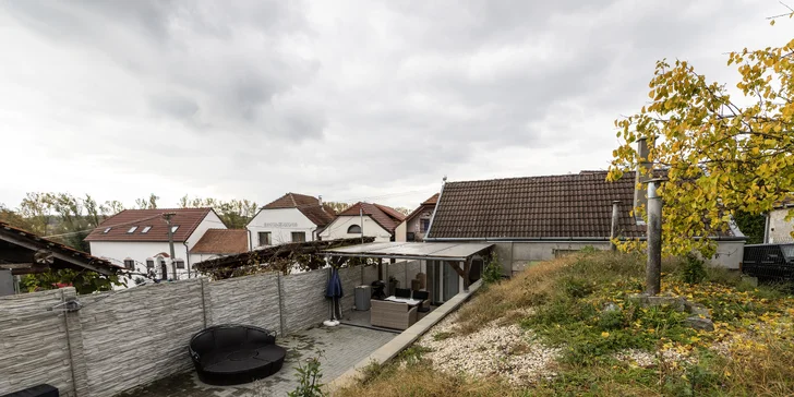 Pobyt v jihomoravském sklípku: mezonetový apartmán až pro 6 osob s venkovní vířivkou a grilem