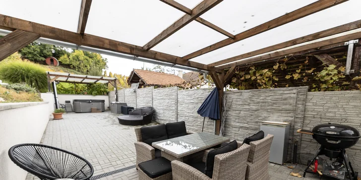 Pobyt v jihomoravském sklípku: mezonetový apartmán až pro 6 osob s venkovní vířivkou a grilem