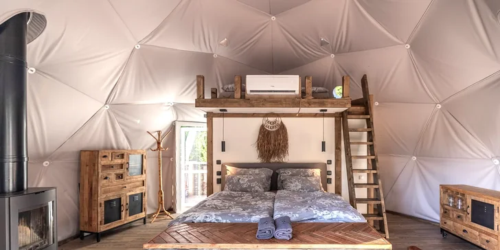 Luxusní glampingová kupole na východě Čech se saunou a vířivkou i snídaní