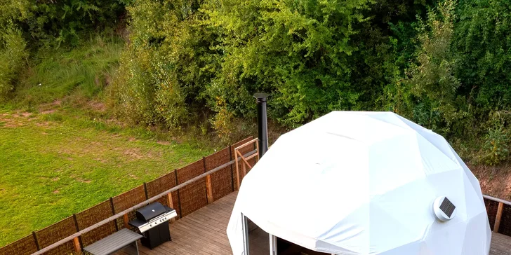 Luxusní glampingová kupole na východě Čech se saunou a vířivkou i snídaní