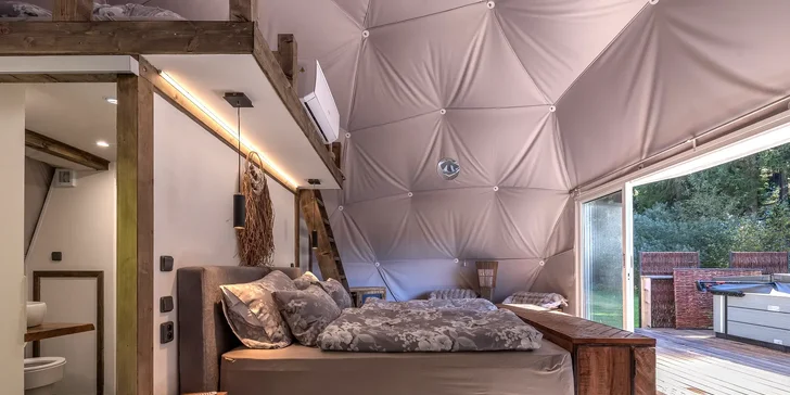 Luxusní glampingová kupole na východě Čech se saunou a vířivkou i snídaní