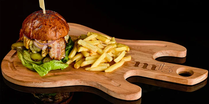 Burger nebo smažák a hranolky v rockovém podniku v centru Brna