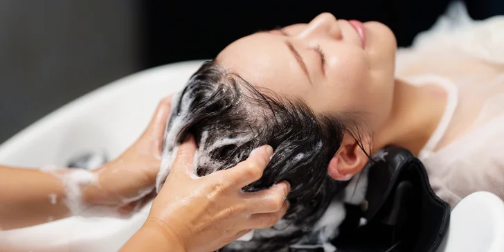Péče o vaše vlasy a pokožku hlavy: relaxační head spa na 45 až 90 minut