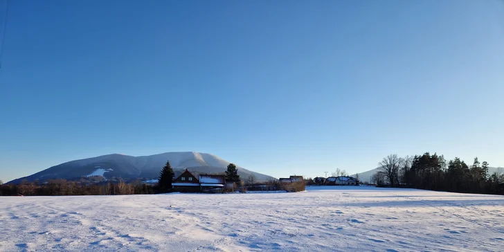 Zrekonstruovaná chalupa ve Frýdlantu nad Ostravicí: přímo u řeky, vlastní sauna, vířivka a zahrada, 9 km od Lysé hory