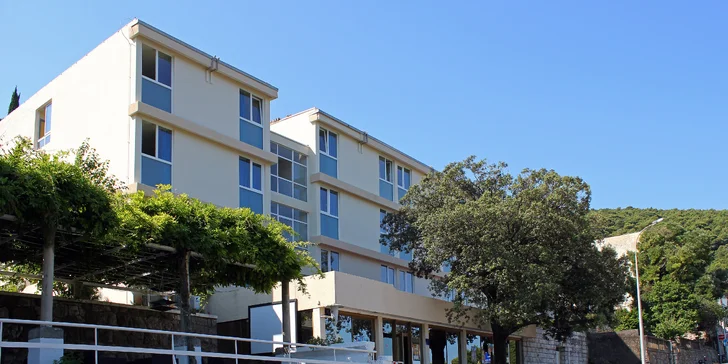 Dubrovník: hotel s bazénem a polopenzí, lokalita hned u pláže