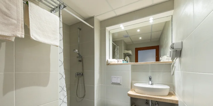 Dubrovník: hotel s bazénem a polopenzí, lokalita hned u pláže