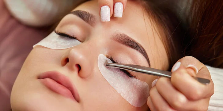 Prodloužení či doplnění řas: metoda řasa na řasu nebo větší objem