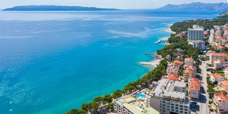 Letovisko Makarská: 4* hotel u pláže se snídaní nebo polopenzí, wellness i bazénem