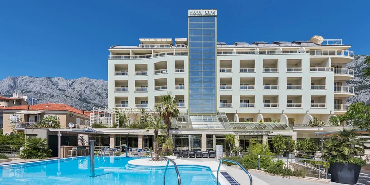 Letovisko Makarská: 4* hotel u pláže se snídaní nebo polopenzí, wellness i bazénem