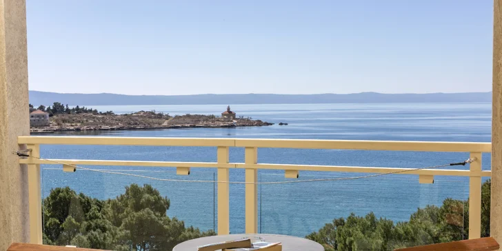 Letovisko Makarská: 4* hotel u pláže se snídaní nebo polopenzí, wellness i bazénem