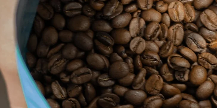 Udělejte radost kávou a dobrotami: dárkový poukaz do kavárny Kakabu café v hodnotě 250 či 500 Kč