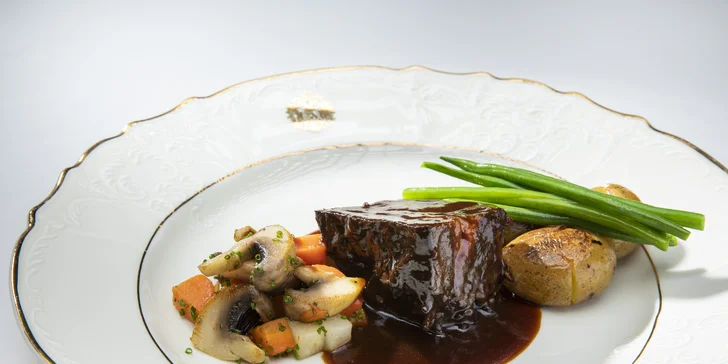 Tříchodové menu, nápoje a koncert Mozartovy hudby v krásném sále Boccaccio