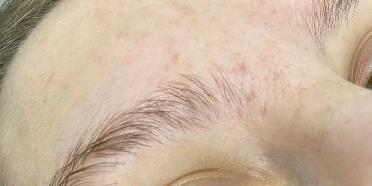Úprava obočí pro dámy i pány, barvení řas, laminace i lash lifting
