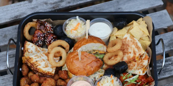 Streetfood menu v parku na Vítkově pro 2 osoby: burger, křídla, quesadilla i qurrito