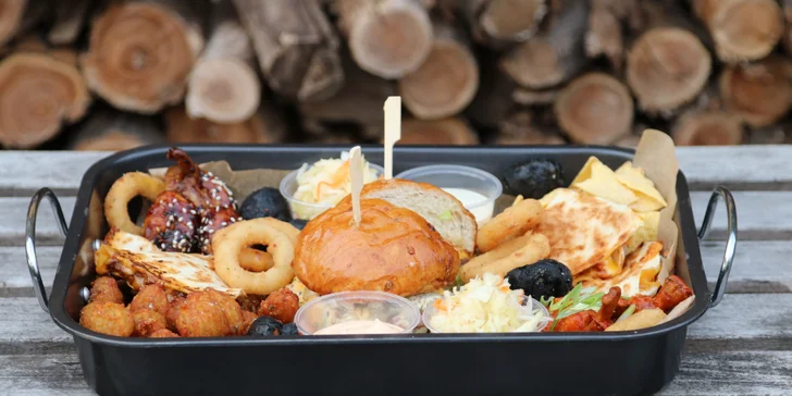 Streetfood menu v parku na Vítkově pro 2 osoby: burger, křídla, quesadilla i qurrito