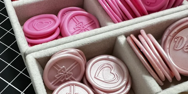 Kurz pečetění pro 1 až 3 osoby: různé techniky a barvy vosků, odnesete si pečetě i visačky či dopisní papír