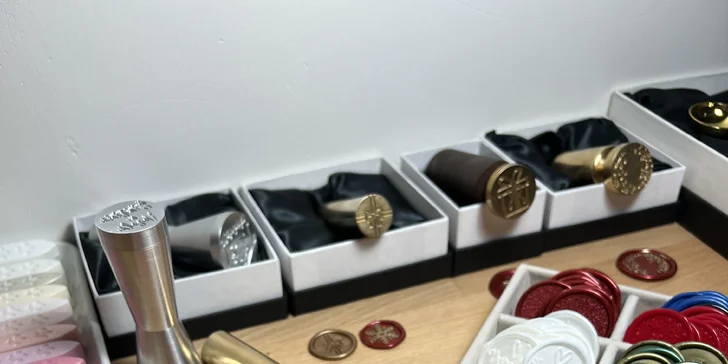 Kurz pečetění pro 1 až 3 osoby: různé techniky a barvy vosků, odnesete si pečetě i visačky či dopisní papír