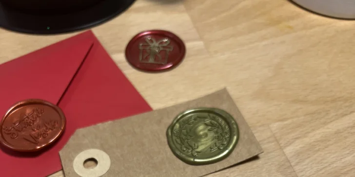 Kurz pečetění pro 1 až 3 osoby: různé techniky a barvy vosků, odnesete si pečetě i visačky či dopisní papír