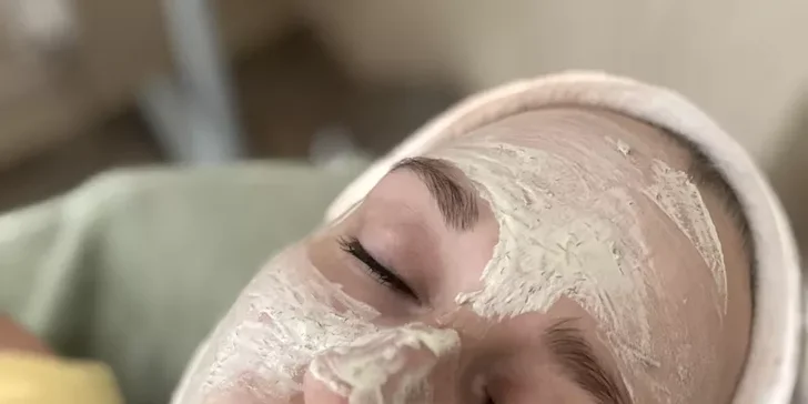 Rituály jako pro řecké božstvo: maska, masáž obličeje, tejpování i spa balíček