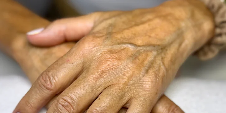 Manikúra dle výběru i s parafínovým zábalem: klasika, P-shine či gel lak