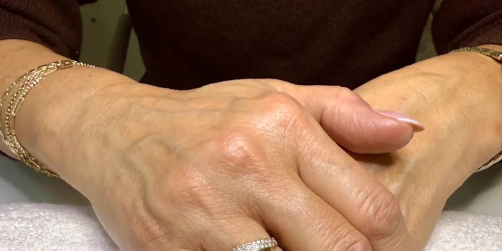 Manikúra dle výběru i s parafínovým zábalem: klasika, P-shine či gel lak