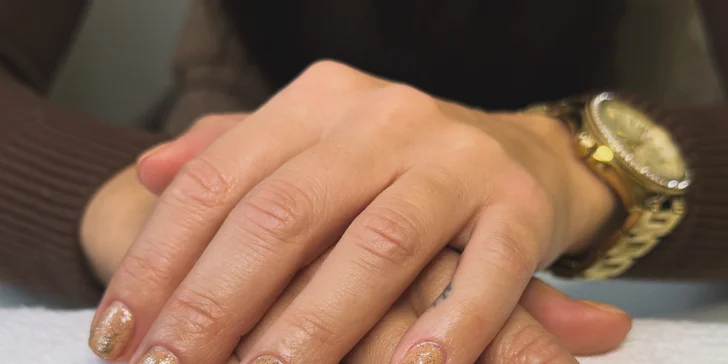 Manikúra dle výběru i s parafínovým zábalem: klasika, P-shine či gel lak
