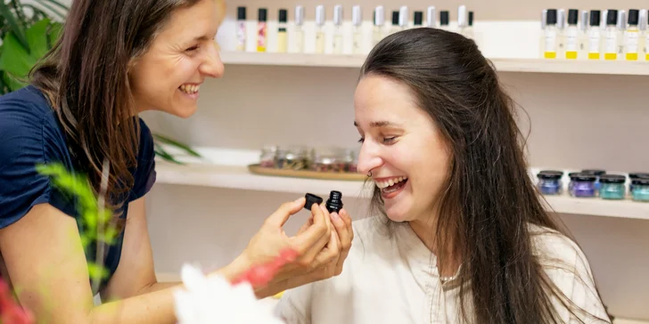 Kurz výroby přírodní kosmetiky s Liškou Mazanou: balzám na rty, rtěnka či parfém v ateliéru na Letné