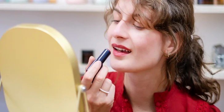 Kurz výroby přírodní kosmetiky s Liškou Mazanou: balzám na rty, rtěnka či parfém v ateliéru na Letné