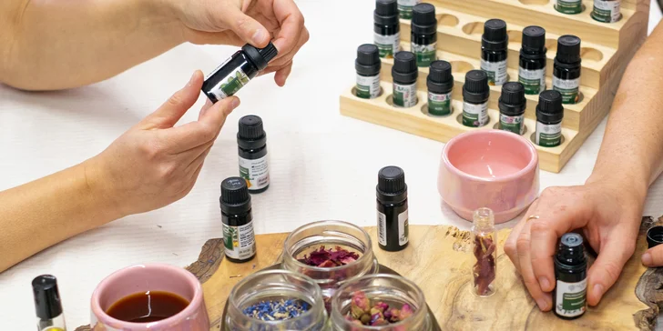 Kurz výroby přírodní kosmetiky s Liškou Mazanou: balzám na rty, rtěnka či parfém v ateliéru na Letné