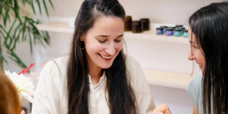 Kurz výroby přírodní kosmetiky s Liškou Mazanou: balzám na rty, rtěnka či parfém v ateliéru na Letné