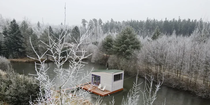 Netradiční ubytování v jižních Čechách: domečky na vodní hladině, odpočinek i rybolov