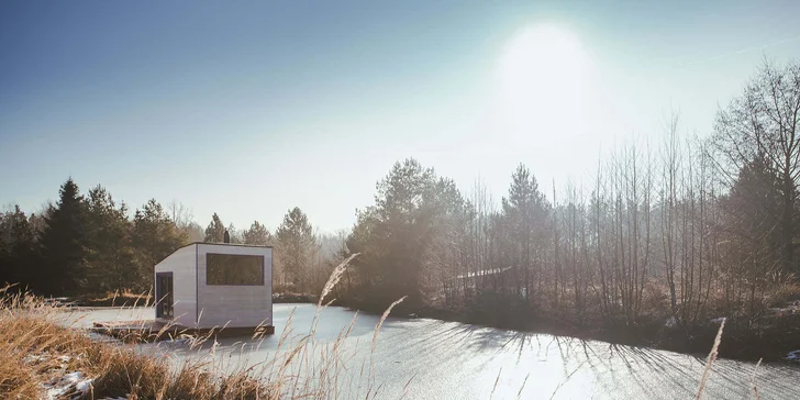 Netradiční ubytování v jižních Čechách: domečky na vodní hladině, odpočinek i rybolov