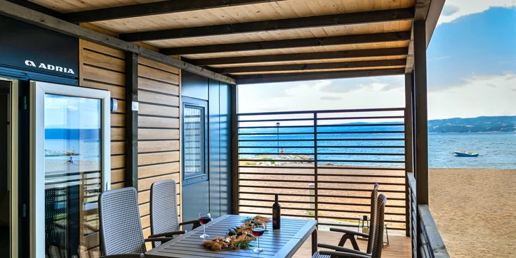 Dovolená v mobilních domcích v Omiši: pláž i venkovní bazén