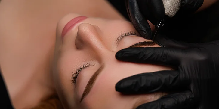Úprava obočí: korekce, permanentní make-up i kompletní balíček