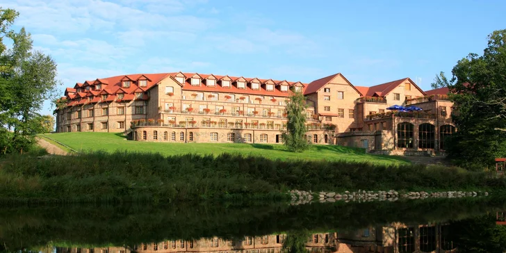Parádní resort 13 km od Baltu: snídaně, wellness, zoo i koně, vlastní jezero, festival a mnoho dalšího